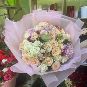 Mélange pastel poétique d'hortensias et roses de jardin
