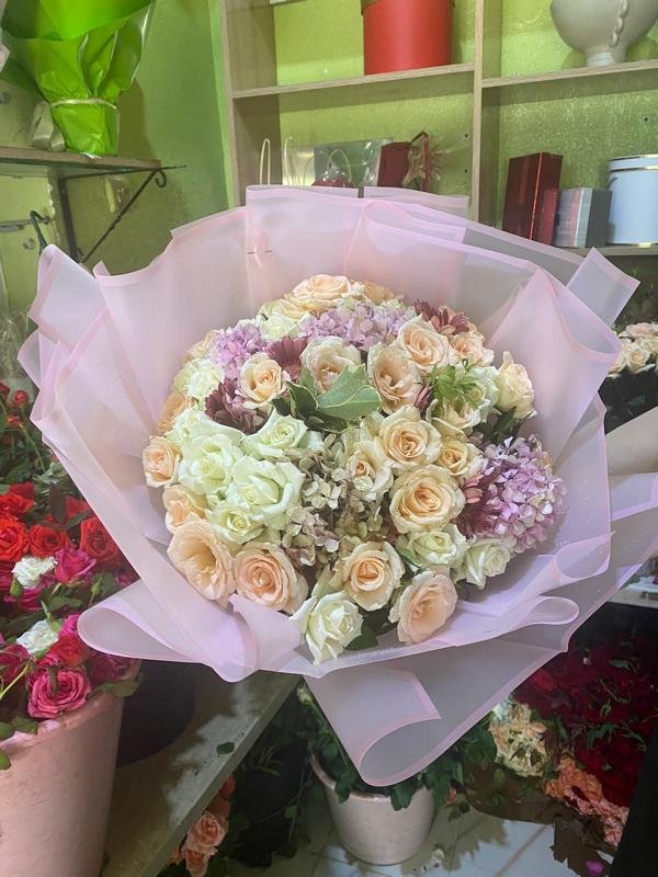 Mélange pastel poétique d'hortensias et roses de jardin