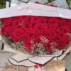 Bouquet de roses rouges avec ruban de calligraphie arabe dorée