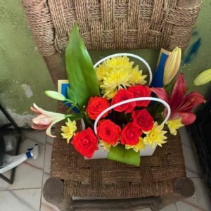 Panier de lys, roses et chrysanthèmes