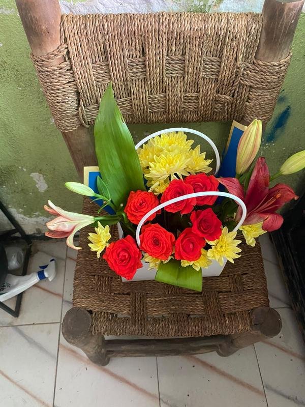 Panier de lys, roses et chrysanthèmes