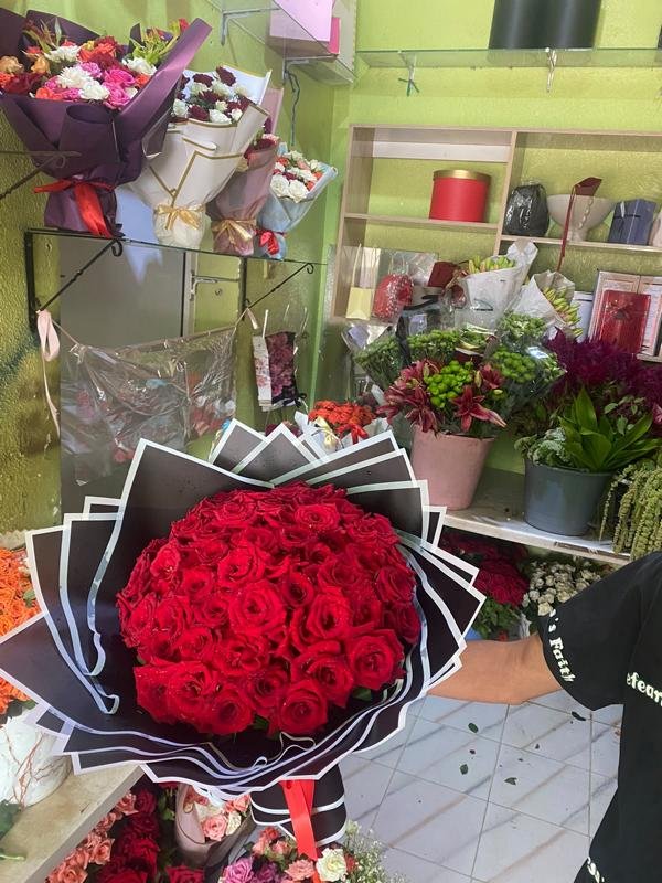Grand bouquet dôme de roses rouges avec emballage sombre