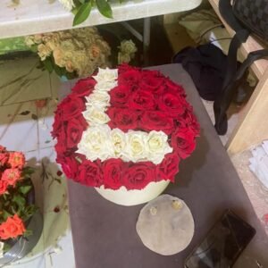 Boîte de roses avec monogramme en roses blanches