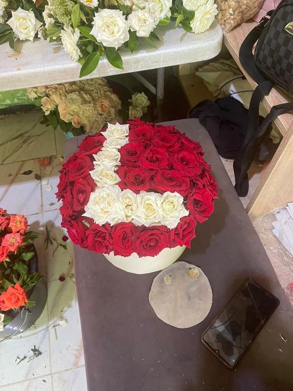 Boîte de roses avec monogramme en roses blanches