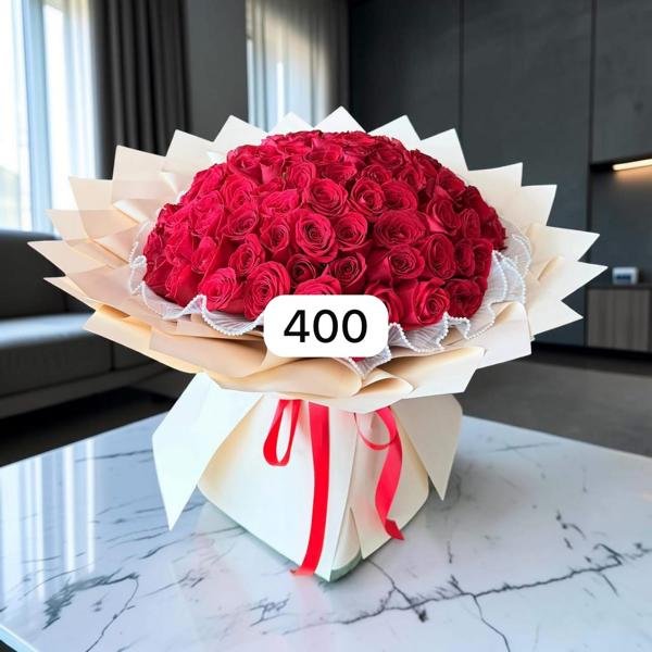 Bouquet couronne de roses rouges avec bordure de perles