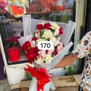 Bouquet de roses rouges, blanches et chocolats Raffaello
