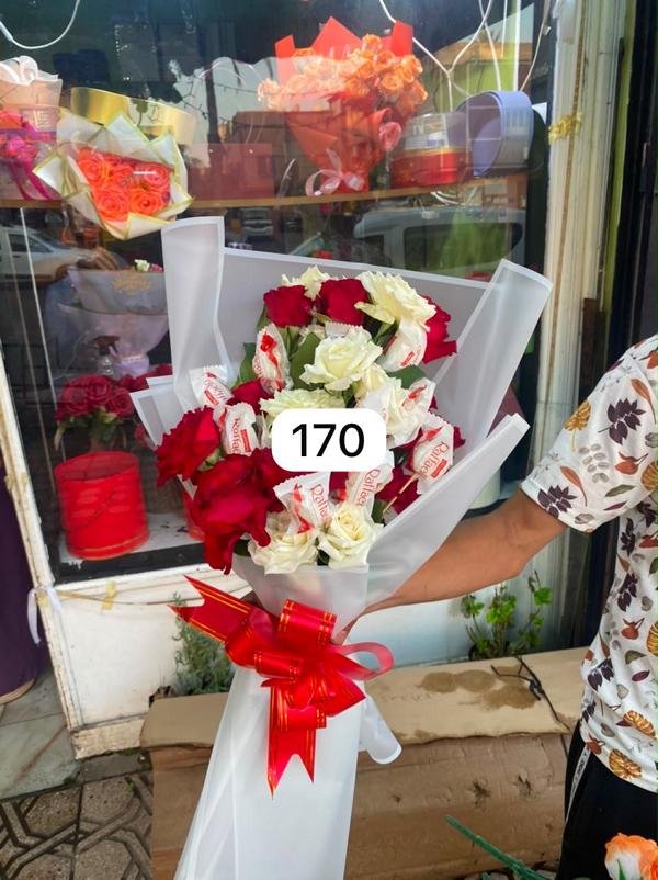 Bouquet de roses rouges, blanches et chocolats Raffaello