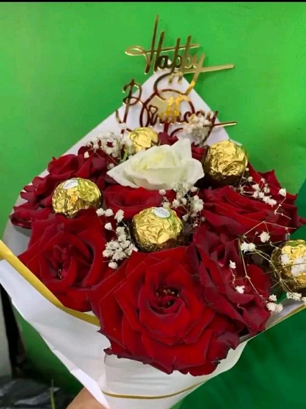 Bouquet Gourmand Roses Rouges & Rocher