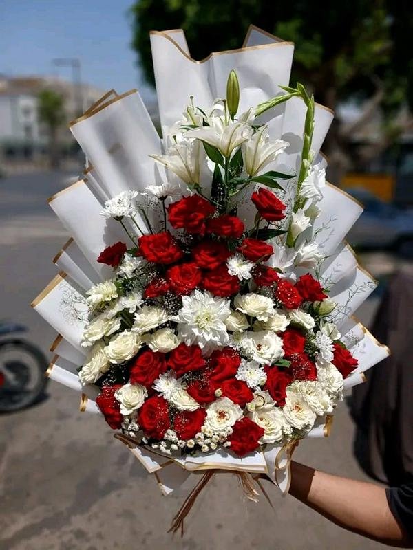 Bouquet Éventail Royal Roses & Lys Bicolores